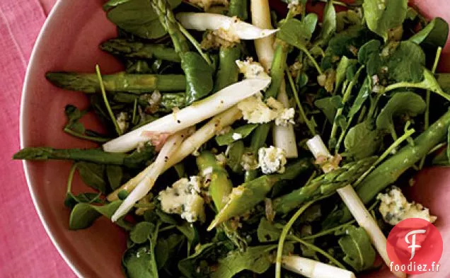 Salade d'Asperges et de Légumes Verts printaniers à la Vinaigrette Gorgonzola