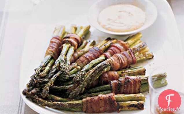 Paquets d'Asperges Enveloppés de Bacon avec Sauce Épicée