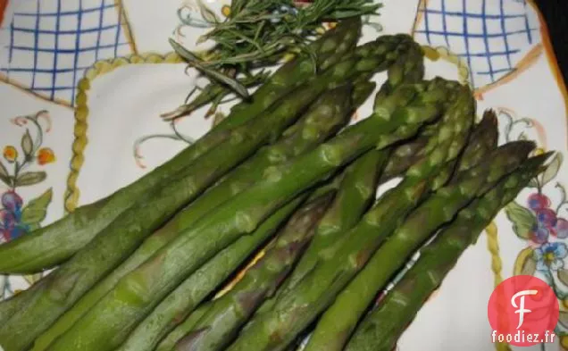 Asperges Cuites à la Vapeur au Romarin