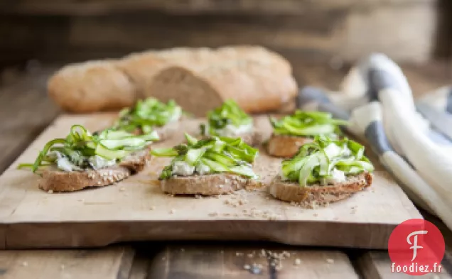 Crostini aux Asperges et au Fromage de Chèvre Rasés
