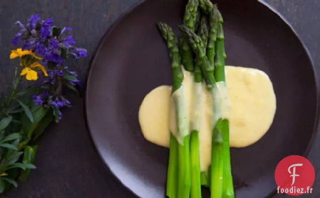 Asperges à la Sauce Hollandaise