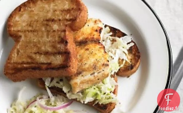 Sandwich De Poisson Grillé Avec Salade De Chou