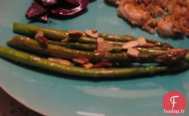 Asperges Rôties Saupoudrées de Feta, d'Huile d'Olive et d'Aneth