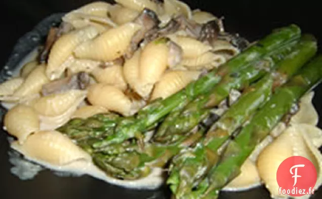 Coquilles de Pâtes aux Champignons Portobello et Asperges en Sauce Boursin