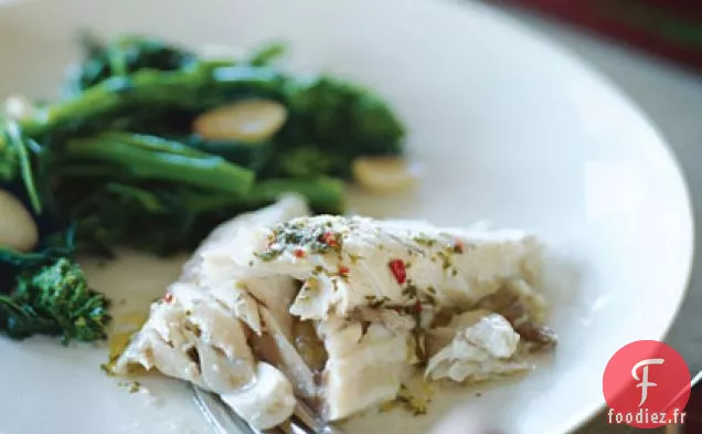 Bar Rayé cuit au Sel avec Sauce Chili aux Herbes et au Citron (Branzino Sotto Sale con Salmoriglio)