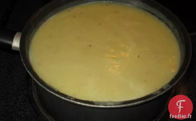 Soupe Parfaite aux Pommes de Terre, Poireaux et Oignons Avec Toasts au Fromage à l'Ail