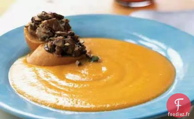 Soupe au Poivre Jaune avec Croûtons de Champignons Sauvages