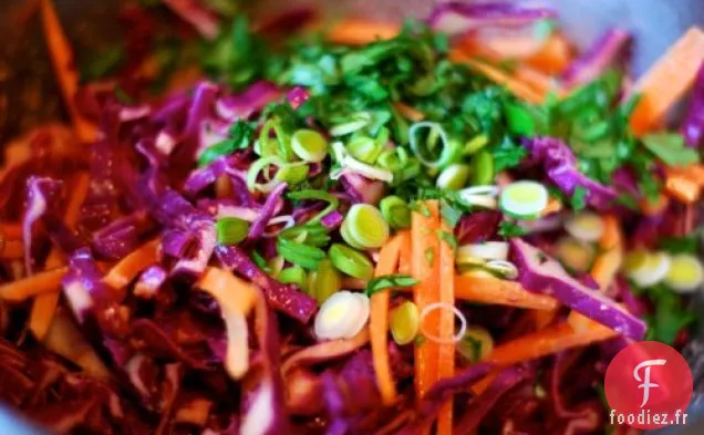 Salade de Chou Rouge avec Vinaigrette Acidulée aux Carottes et au Gingembre