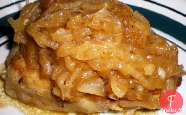 Côtelettes de Porc Étouffées dans des Oignons Caramélisés