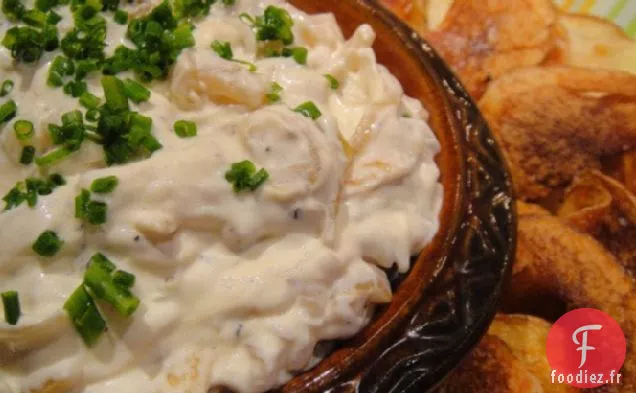 Trempette à l'Oignon Caramélisé avec Chips de Pommes de terre coupées en morceaux épais
