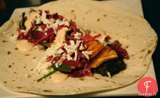 Tacos Au Saumon Poêlé Avec Haricots Noirs Bbq, Salade De Chou Et Chi