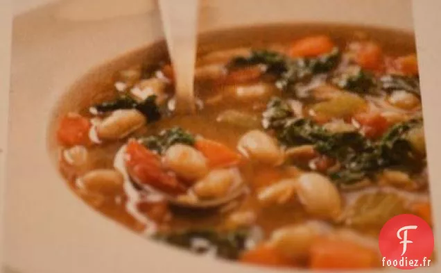 Ragoût De Haricots Toscans Copieux Avec Saucisse Et Chou