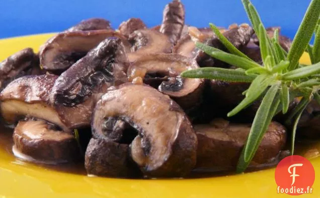 Steak Grillé Avec Sauce aux Olives et au Fromage Stilton