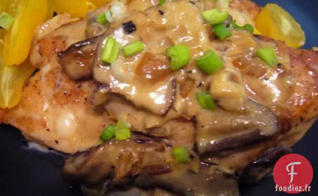 Poitrines de Poulet Aux Champignons, Fromage Suisse et Vin Blanc