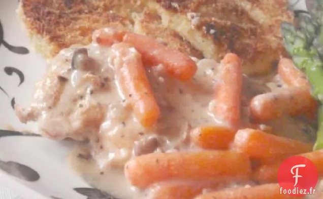 Dîner de Poitrine de Poulet à la Poêle Avec Sauce Salée et Légumes