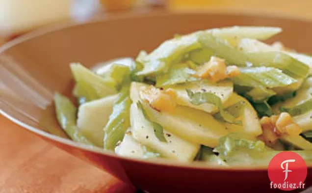 Salade De Pommes Vertes Et Céleri Aux Noix Et Vinaigrette À La Moutarde
