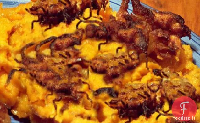 Cuisson de Patates Douces Avec Garniture de Plantain Râpé et de Noix de Coco