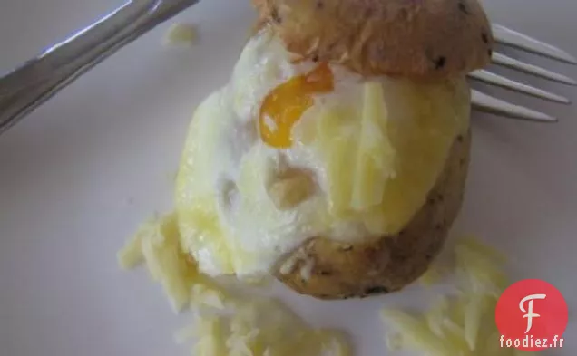 Oeufs dans des Pommes de terre au four