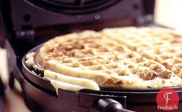 Gaufres de Pommes de terre à la Crème Sure, au Cheddar et à la Ciboulette