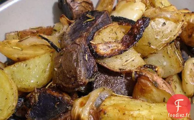 Quartiers De Pommes De Terre Au Romarin Avec Oignons Perlés