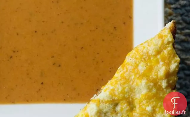 Soupe Crémeuse Aux Tomates Et Toasts Au Fromage Soufflé