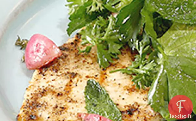 Paillards de Poulet Grillé avec Salade d'Herbes et Radis Sautés