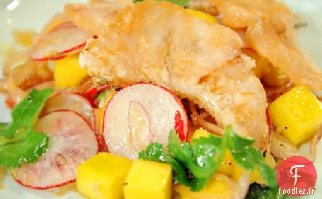 Salade de Poisson Croustillante à l'Oignon Rouge, à la Mangue et à la Vinaigrette Soja-Citron Vert