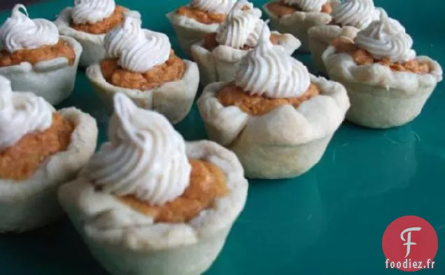 Mini Tartes aux Patates Douces Avec Garniture au Fromage à la Crème à la Cannelle Fouettée