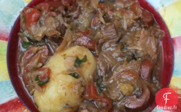 Raviolis De Poulet Et Champignons Sauvages À La Sauce À La Sauge Aux Cerises