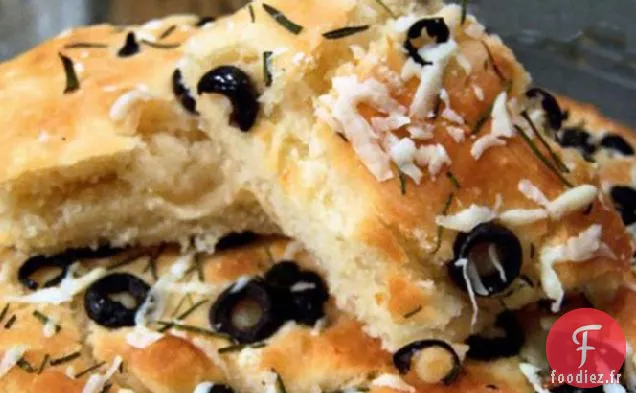 Pain Focaccia Aux Herbes Avec Olive Noire Et Romarin Frais