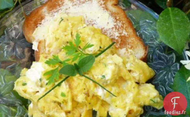 Oeufs Brouillés au Fromage À la Crème aux Herbes