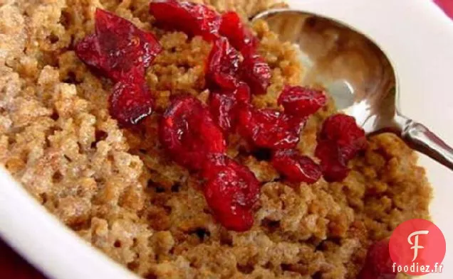 Céréales chaudes aux raisins et aux noix