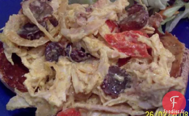 Salade de Poulet Au Curry Avec Raisins et Poivrons Rouges