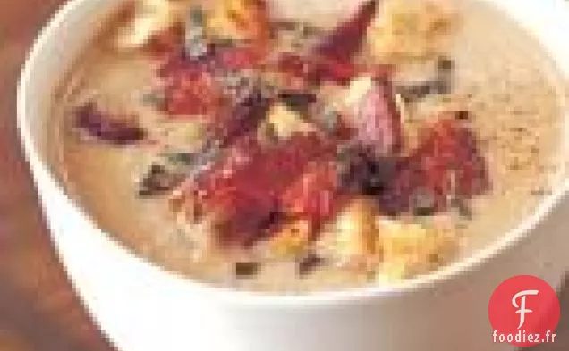 Soupe De Châtaigne Et De Céleri-Rave Avec Croûtons De Sauge Et Bacon