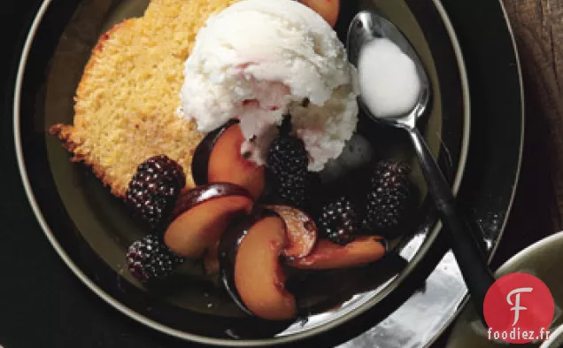 Gâteau à la Polenta à l'Orange avec Prunes et Mûres Parfumées à la Vanille et Glace au Babeurre