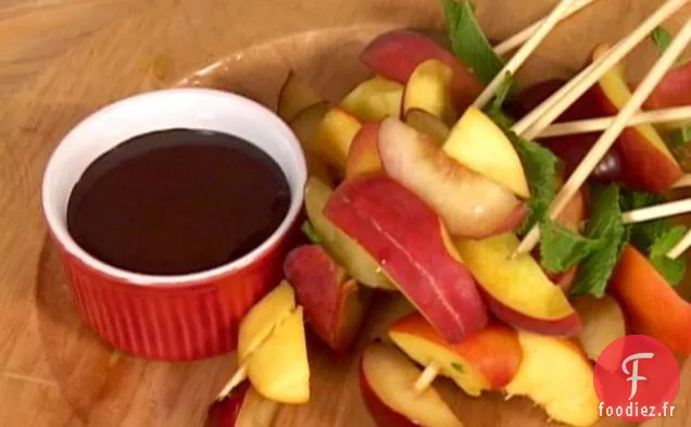 Brochettes de Fruits avec Sauce au Chocolat