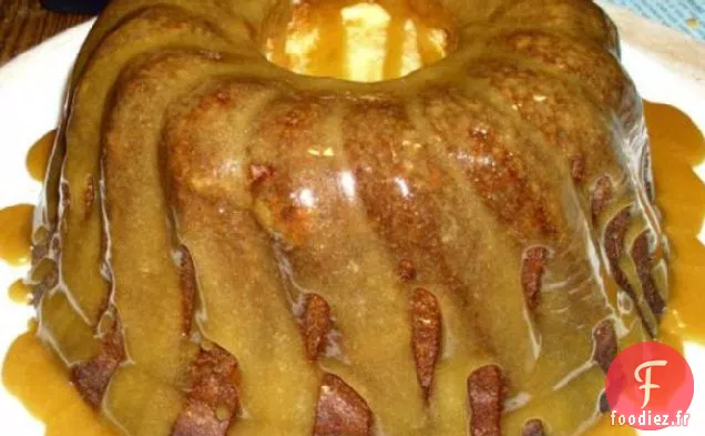 Pound Cake Avec Glaçage Au Caramel Et Pépites D'Abricot Et De Gingembre