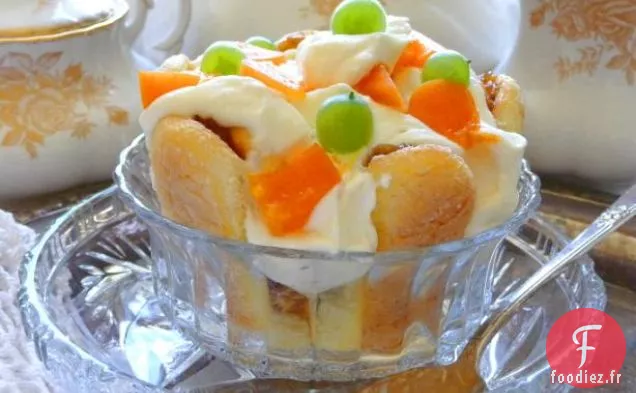 Dessert À La Bagatelle En Couches D'Abricot Et De Groseille À Maquereau Avec Crème De Mascarpone