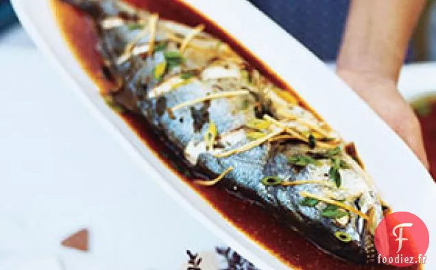 Poisson Cuit À La Vapeur Avec Oignons Verts Et Gingembre