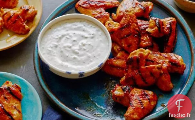 Ailes de Poulet avec Glaçage au Miel Chaud Rouge et Trempette au Fromage Bleu - Céleri