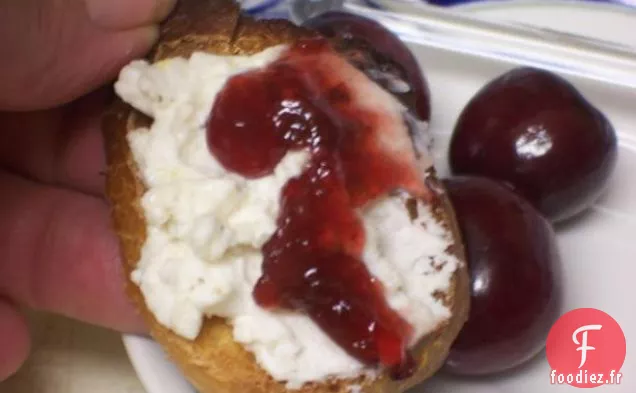 Fromage de Chèvre Écrasé Au Poivre et Confiture de Cerises Noires