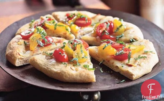Pains Plats à l'Ail avec Mozzarella Fumée et Vinaigrette à la Tomate