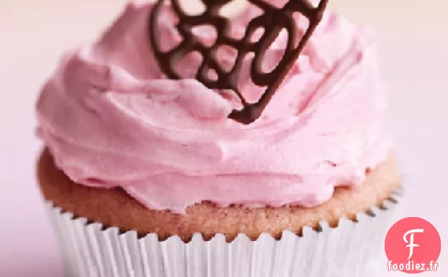 Cupcakes aux Framboises avec Crème au Beurre Rose et Cœurs en Dentelle au Chocolat