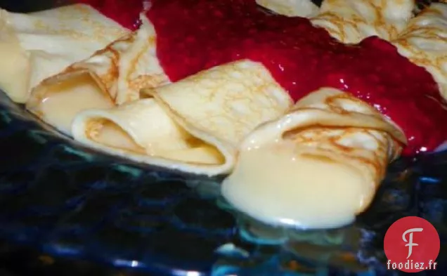 Crêpes À La Crème Française À La Sauce Aux Framboises