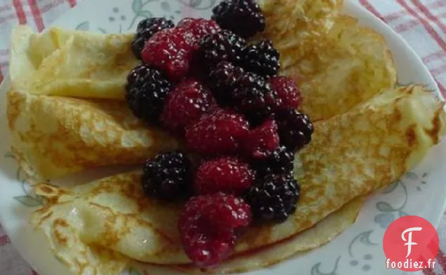 Crêpes Suédoises Avec Garniture Aux Baies Et À La Cardamome