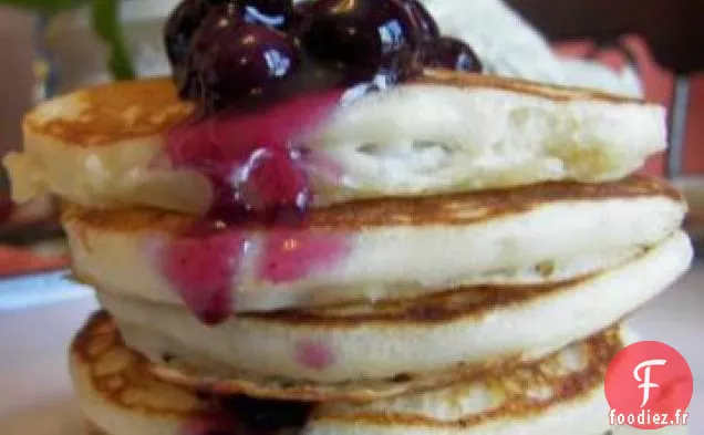 Crêpes À La Crème Sure Aux Myrtilles Avec Sauce Aux Myrtilles