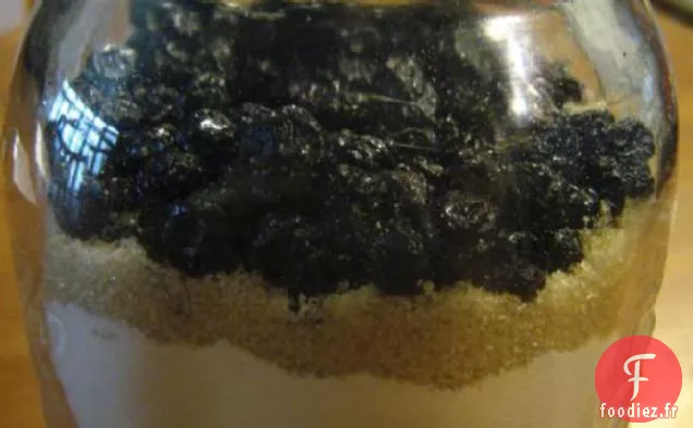 Mélange de crêpes aux myrtilles dans un pot cadeau