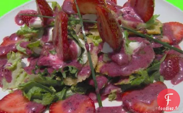 Salade de Fraises des Bois Avec Chips de Parmesan Grillées au Poivre et Bl