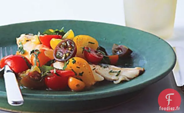 Poisson à l'Eau de Tomate au Concombre au Curry et Salade d'Herbes aux Tomates