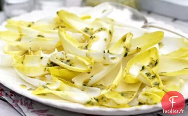 Salade De Chicorée À La Vinaigrette Aux Herbes